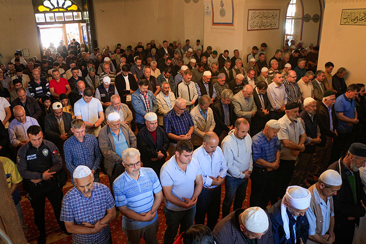 Filistin'de hayatını kaybedenler için gıyabi cenaze namazı kılındı